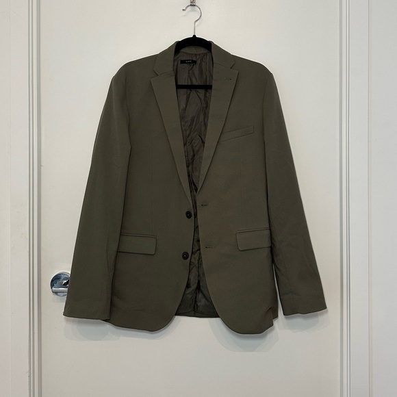 Green fitted suit - Picture 3 of 7